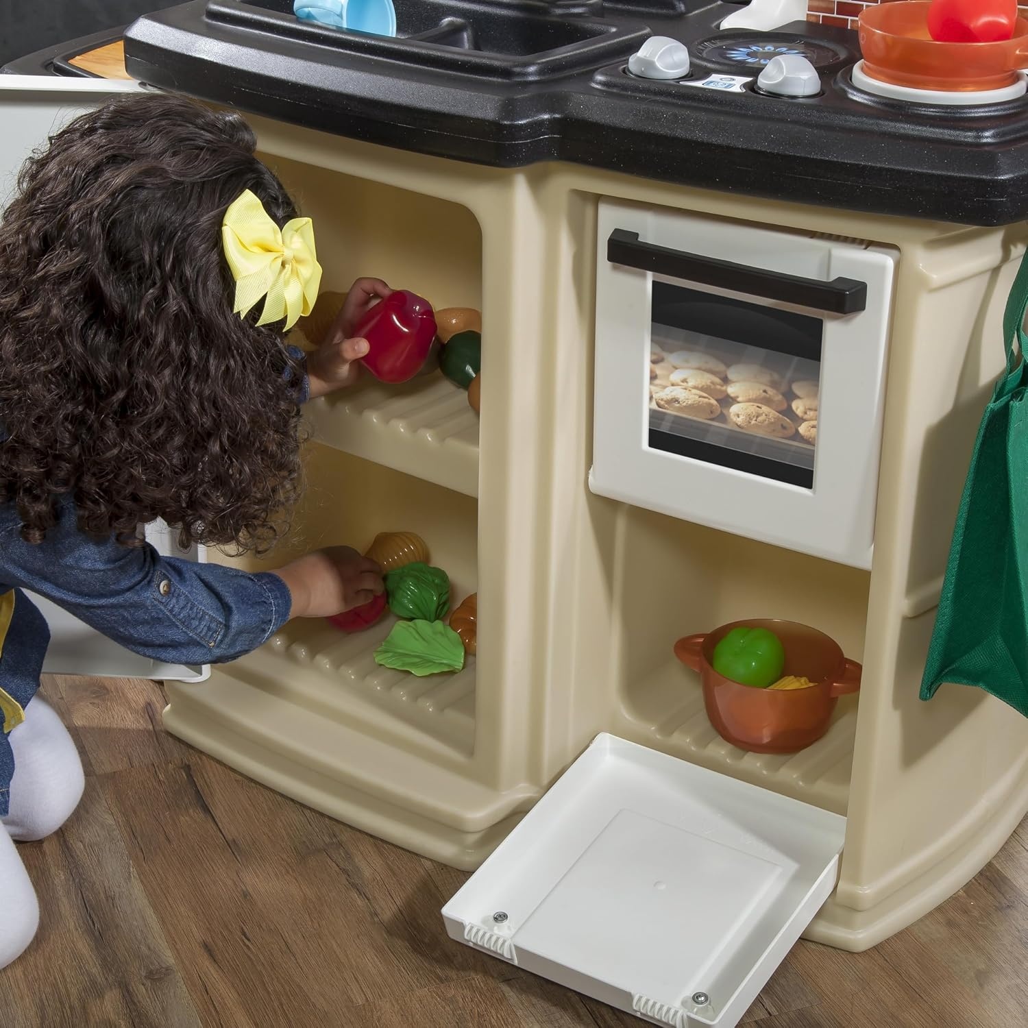 Step2 Great Gourmet Kids Kitchen Playset, Indoor/Outdoor Kitchenette, Interactive Play with Lights and Sounds, Made of Durable Plastic, Includes 33 Piece Toy Accessories, Toddlers 3+ Years Old, Tan(Tan)