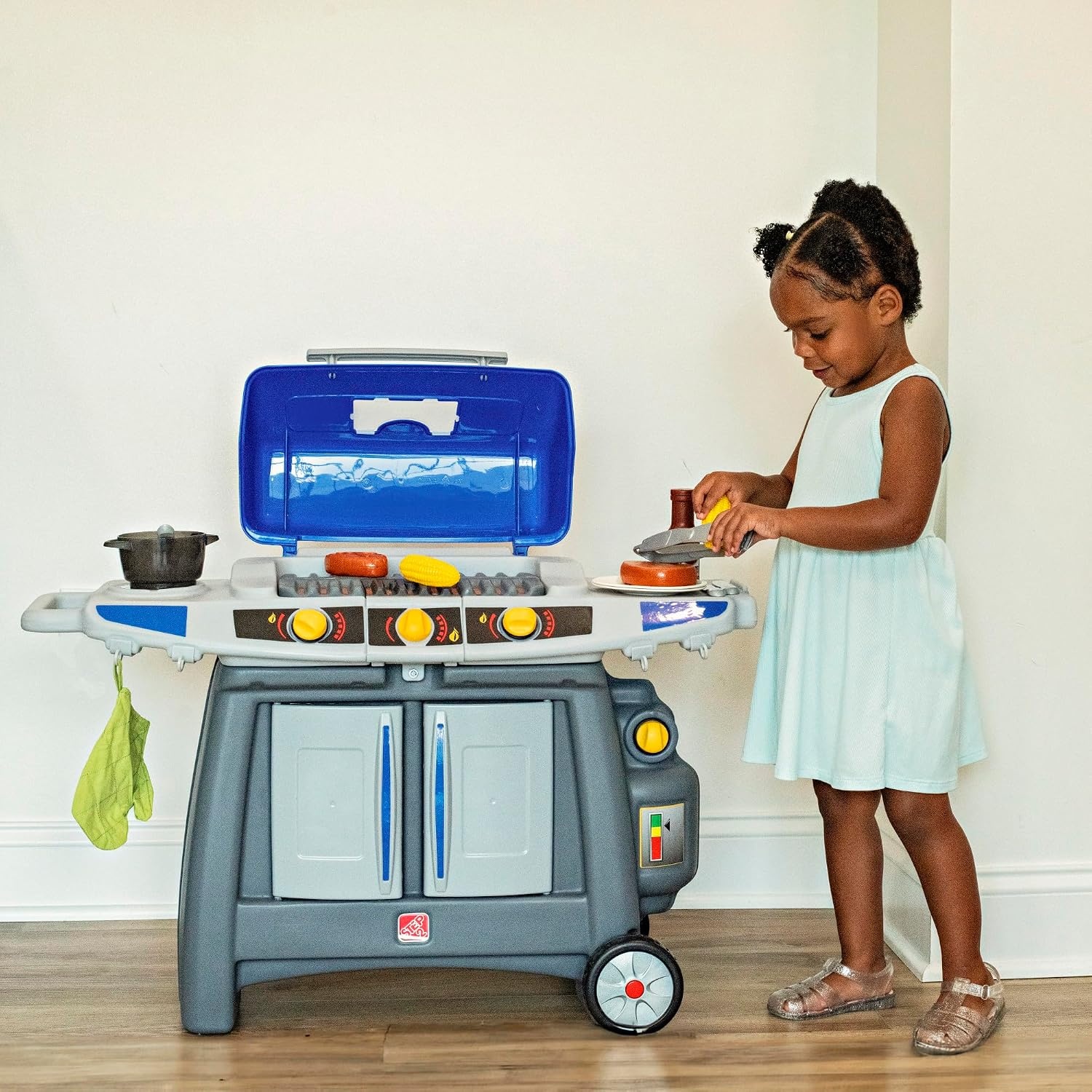 Step2 Sizzle & Smoke BBQ Grill Playset, Indoor/Outdoor Interactive Play with Sounds and Effects, Toddlers 3+ Years Old, 15 Piece Toy Accessories