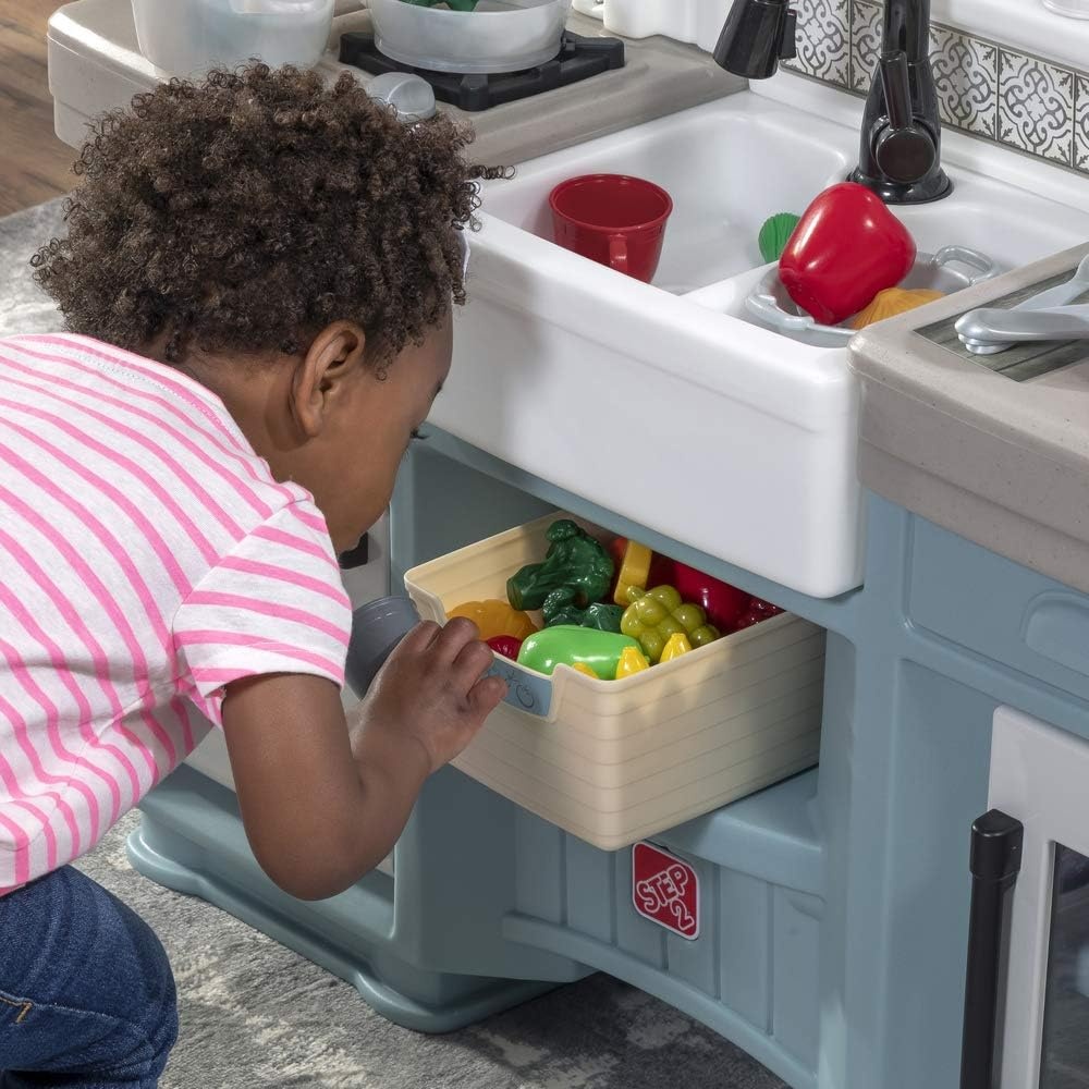 Step2 Gilded Gourmet Kids Kitchen Playset, Indoor/Outdoor Kitchenette, Interactive Play with Lights and Sounds, Made of Durable Plastic, Includes 20 Piece Toy Accessories, for Toddlers 2+ Years Old(Timeless Trends Kitchen)
